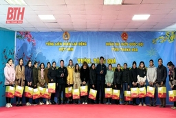 Đoàn công tác Uỷ ban Pháp luật của Quốc hội thăm, tặng quà công nhân huyện Thạch Thành