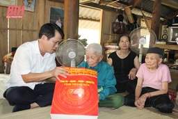 Trưởng Ban Tuyên giáo Tỉnh ủy Đào Xuân Yên thăm, tặng quà đối tượng chính sách tại huyện Bá Thước