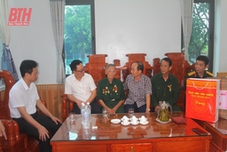 Phó Chủ tịch Thường trực HĐND tỉnh Lê Tiến Lam tặng quà đối tượng chính sách tại huyện Nga Sơn