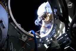 Hai phi hành gia Nga hoàn thành chuyến đi bộ hơn 4 tiếng rưỡi ngoài không gian