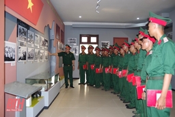 Hơn 200 cán bộ, chiến sỹ Trung đoàn 762 tham quan nhà truyền thống Bộ CHQS tỉnh