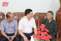 Phó Chủ tịch UBND tỉnh Mai Xuân Liêm tặng quà đối tượng chính sách tại huyện Thạch Thành