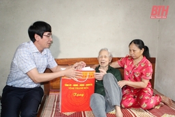 Trưởng Ban Nội chính Tỉnh ủy Nguyễn Ngọc Tiến thăm, tặng quà đối tượng chính sách tại thị xã Bỉm Sơn và huyện Hoằng Hóa 