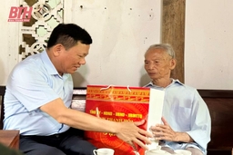 Phó Chủ tịch Thường trực UBND tỉnh Nguyễn Văn Thi thăm, tặng quà các gia đình chính sách tại huyện Hà Trung