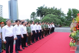 Đại tướng Tô Lâm, Bộ trưởng Bộ Công an dâng hương tưởng niệm Chủ tịch Hồ Chí Minh; thăm, tặng quà tri ân gia đình chính sách tại TP Thanh Hóa