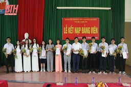 Chi bộ Toán tin, Đảng bộ Trường THPT Chuyên Lam Sơn kết nạp đảng viên mới