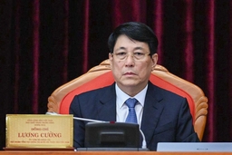 Bộ Chính trị quy định cán bộ đùn đẩy, né tránh bị tạm đình chỉ công tác