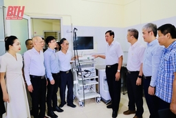 Thứ trưởng Bộ Y tế Đỗ Xuân Tuyên trao tặng thiết bị y tế cho Bệnh viện Đa khoa huyện Thọ Xuân