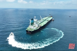 Cận cảnh lai dắt tàu siêu tải trọng chở dầu thô trên vùng biển Thanh Hóa