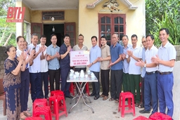 Trao tiền hỗ trợ làm nhà cho hộ nghèo có hoàn cảnh khó khăn tại Quảng Xương