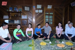Bí thư Tỉnh ủy Đỗ Trọng Hưng thăm, tặng quà gia đình chính sách tại huyện Quan Sơn