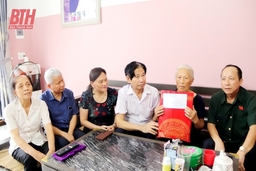 Tặng quà  cho các thân nhân liệt sĩ cựu TNXP