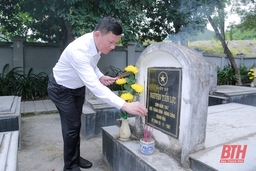 Phó Chủ tịch Thường trực UBND tỉnh Nguyễn Văn Thi dâng hoa, dâng hương viếng các nghĩa trang liệt sĩ trên địa bàn tỉnh Điện Biên