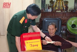 Bộ CHQS tỉnh thăm, tặng quà đối tượng chính sách tại huyện Hoằng Hóa