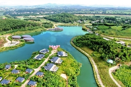 Bức tranh “thi vị” bên hồ Vua Lê