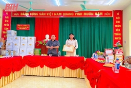 Khen thưởng cô giáo giúp hơn 200 học sinh tránh “thảm họa” sạt lở đất ở Mường Lát