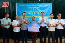 Phó Chủ tịch UBND tỉnh Lê Đức Giang dự Lễ khởi công xây dựng nhà ở cho hộ nghèo, gia đình chính sách tại Cẩm Thủy.