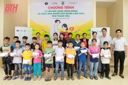 Báo Dân trí phối hợp phối hợp cùng nhà tài trợ trao quà, cấp phát thuốc miễn phí cho người dân huyện Cẩm Thủy