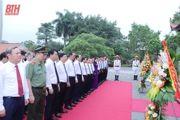 Đoàn đại biểu tỉnh Thanh Hóa dâng hoa, dâng hương Chủ tịch Hồ Chí Minh nhân kỷ niệm 135 ngày sinh của Người