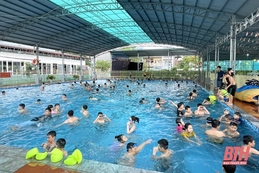 Nở rộ phong trào học bơi, phòng chống đuối nước cho trẻ trong dịp hè ở TP Thanh Hóa