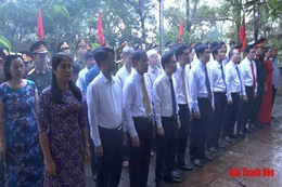 Đoàn đại biểu huyện Đông Sơn báo công dâng Bác
