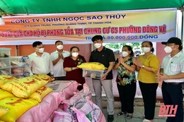 Tặng quà cho 170 hộ dân trong khu vực phong tỏa tại Tòa nhà A1, khu chung cư C5