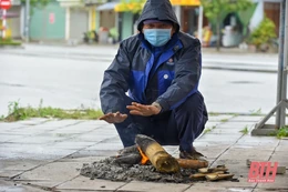 Đường phố vắng vẻ, người dân đốt lửa sưởi ấm khi Thanh Hóa lạnh dưới 10 độ C