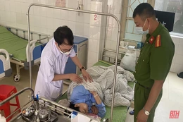 Tuần tra lúc nửa đêm, Công an kịp thời cứu người trôi dạt trên biển
