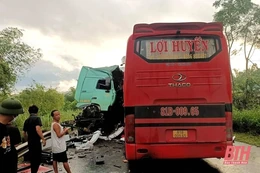 Xe khách va chạm với xe tải đầu kéo, tài xế xe khách tử vong