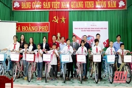 Tặng 10 xe đạp cho học sinh nghèo hiếu học xã Hoằng Phú