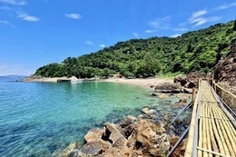 Đắm mình trong vẻ đẹp hoang sơ của Hòn Mê