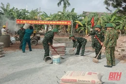 Ban CHQS huyện Nga Sơn hỗ trợ thôn 4 xã Nga Điền  xây dựng nông thôn mới  