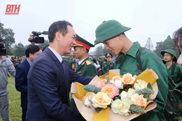 Phó Bí thư Tỉnh ủy Trịnh Tuấn Sinh động viên thanh niên ưu tú thị xã Nghi Sơn lên đường nhập ngũ