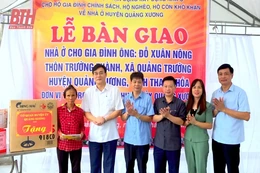 Huyện ủy Quảng Xương bàn giao nhà tình nghĩa cho hộ nghèo