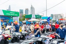 Người dân TP.HCM chen chân “đổi xe xăng lấy xe điện” tại VinFast Xanh Fest Icon