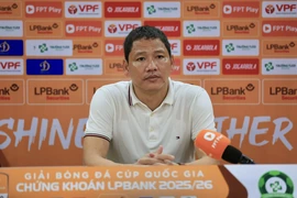 HLV Anh Đức “mỉa mai” trọng tài sau trận thua Đồng Nai; MU thảm bại ở derby Manchester