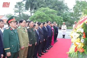 Đoàn đại biểu cấp cao hai tỉnh Thanh Hóa - Hủa Phăn dâng hương Chủ tịch Hồ Chí Minh, Bà mẹ Việt Nam Anh hùng và các Anh hùng liệt sĩ