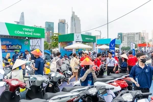 Người dân TP.HCM chen chân “đổi xe xăng lấy xe điện” tại VinFast Xanh Fest Icon