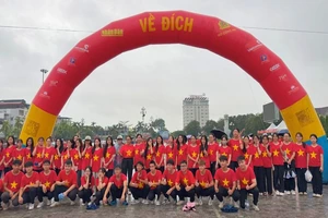 “Cùng Việt Nam tiến bước”: Hàng nghìn bước chân đồng lòng tại điểm cầu Thanh Hóa