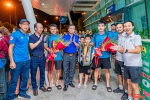Chào đón nhà vô địch U9 Việt Hùng Thanh Hóa cùng chiếc cúp lịch sử