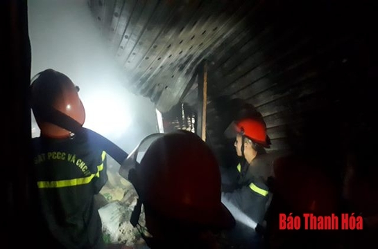 Nhanh chóng dập tắt đám cháy ở chợ đầu mối rau quả, thực phẩm Đông Hương