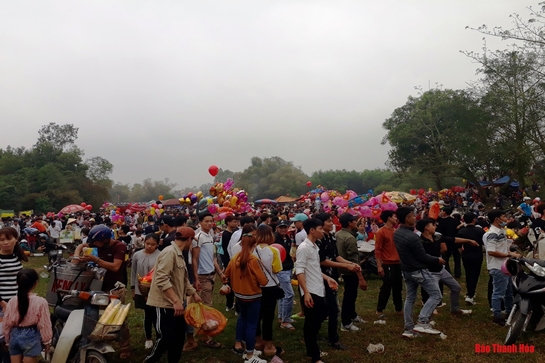 Độc đáo: Đi chợ “đánh nhau” để… cầu may