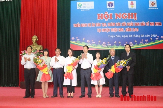 Hai bác sỹ Bệnh viện Nhi Trung ương về công tác tại Bệnh viện đa khoa huyện Triệu Sơn