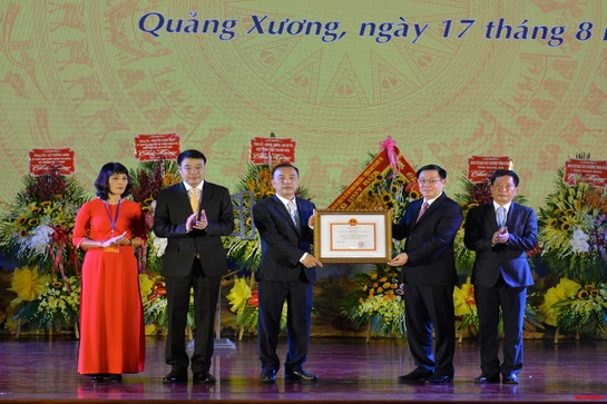 Quảng Xương đón Bằng công nhận huyện đạt chuẩn Nông thôn mới