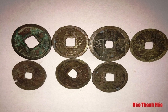Phát hiện nhiều đồng tiền xu khi đào lại giếng cổ trong quần thể Kinh đô Vạn Lại