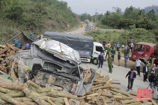 Hiện trường vụ tai nạn nghiêm trọng khiến 7 người tử vong ở huyện Lang Chánh