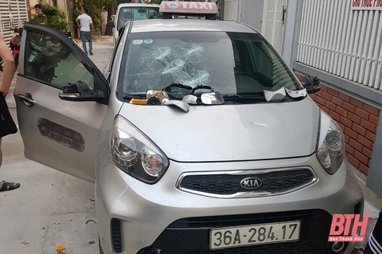 Khống chế đối tượng ngáo đá, cầm dao cố thủ trong nhà