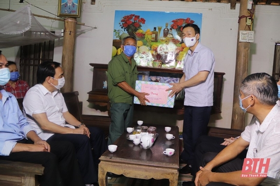 Chủ nhiệm Ủy ban Kiểm tra Tỉnh ủy viếng nghĩa trang liệt sĩ, tặng quà gia đình chính sách tại huyện Cẩm Thủy