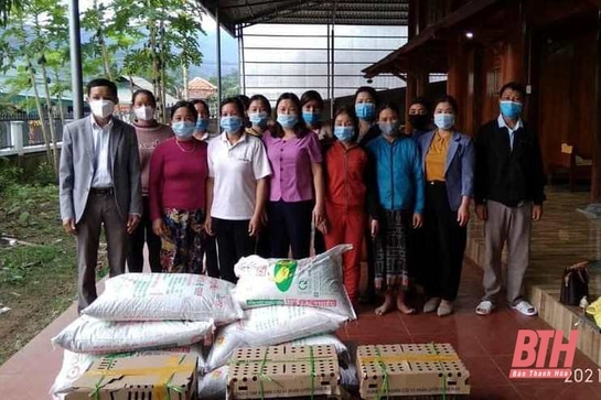 Trao vịt giống và thức ăn cho tổ hợp tác chăn nuôi vịt xã Tam Lư