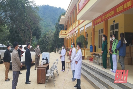 Thường trực Huyện ủy huyện Mường Lát thăm, tặng quà các y, bác sỹ điều trị bệnh nhân COVID-19